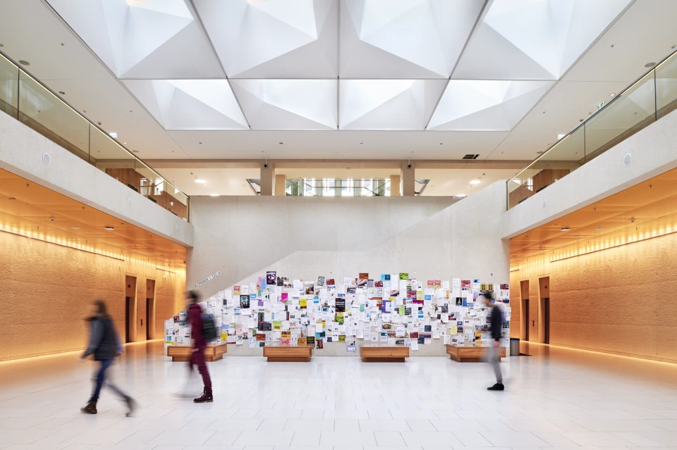 Foyer PEG Gebäude mit Oberlicht