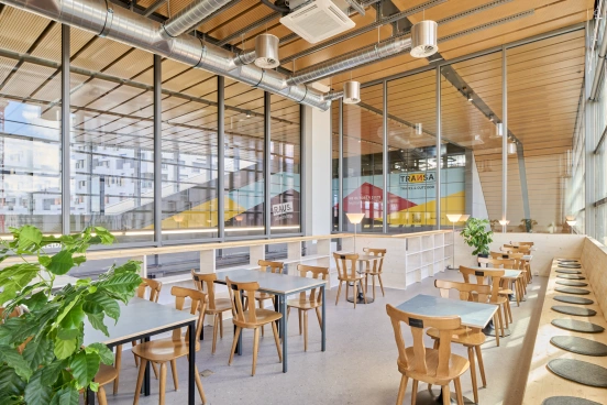 Offene Raumgestaltung mit warmen Holzakzenten