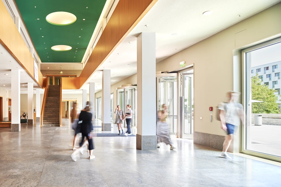 Foyer Gebäude Wirtschaftswissenschaften