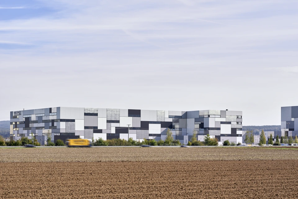 Architekturfotografie Kommisionierlager mit vorgelagerter Bundesstraße