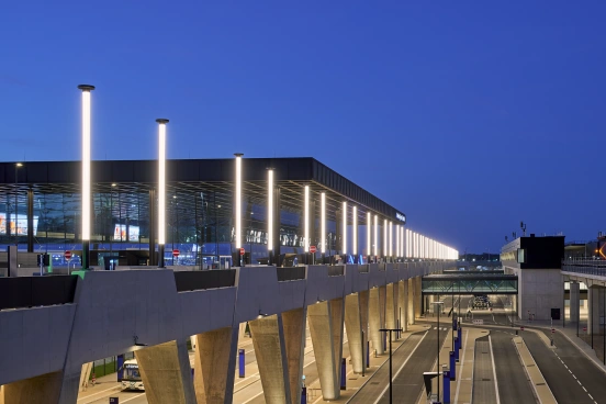 Flughafen Terminal Gebäude mit leuchtenden Säulen davor